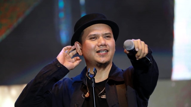 Penampilan personel Padi Reborn, Fadly, di perayaan ulang tahun ke-7 Lippo Mall Kemang, Jakarta Selatan, Jumat (27/9/2019). Foto: Aditia Noviansyah/kumparan