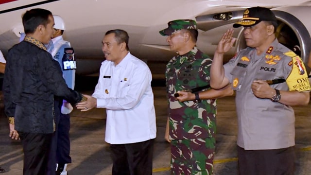 KAPOLDA Riau, Irjen Pol Widodo Eko Prihastopo (kanan) saat menjemput Presiden Joko Widodo dalam kunjungan kerja ke Riau, Senin, 16 September 2019. (Foto: Humas Pemprov Riau)