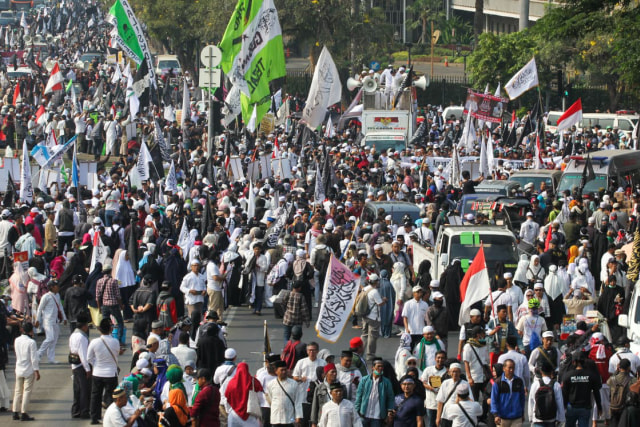 Massa Aksi Mujahid 212 berunjuk rasa di depan patung kuda, Jalan Merdeka Barat, Jakarta Pusat. Sabtu (28/9/2019). Foto: Irfan Saputra/kumparan