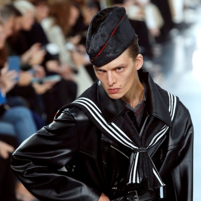 Model Leon Dame dalam runway show Maison Margiela, Paris Fashion Week, Rabu (25/9). Foto: Francois Guillot/AFP