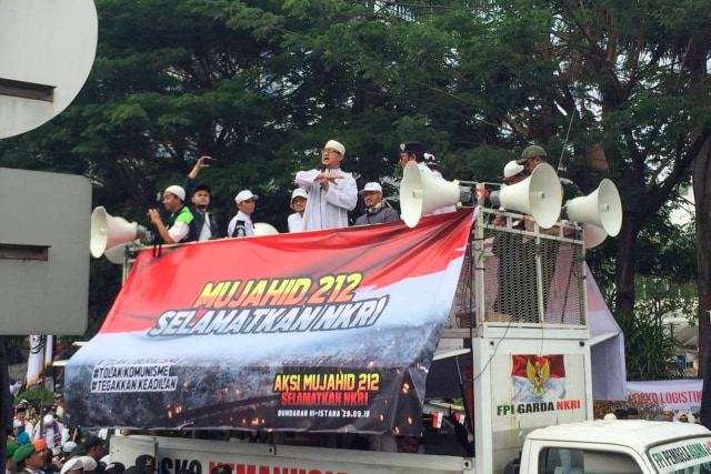 Ketua Panitia Aksi Mujahid 212, Ustaz Edy di mobil komando. Foto: Lutfan Darmawan/kumparan