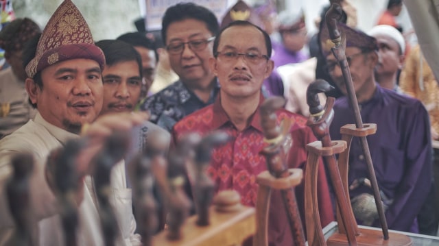 Harno Joyo, Wali Kota Palembang yang tengah melihat jejeran senjata pusaka peninggalan Kerajaan Sriwijaya pada peringatan Hari Pariwisata Dunia, Sabtu(28/9) Foto:abp/Urban Id