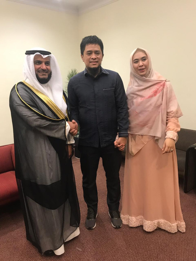 Syaikh Mishari Rasyid (kiri), suami Oki Setiana Dewi, Ory Vitrio dan Oki Setiana Dewi (kanan). Foto: ist