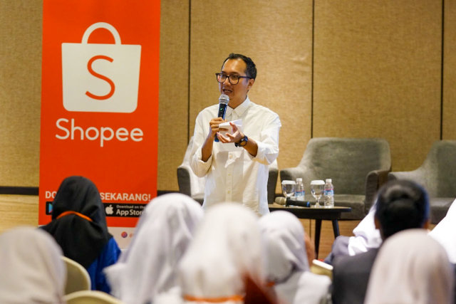 Country Brand Manager Shoope, Rezki Yanuar saat sesi inkubasi program ‘Muda Berdaya’ Shopee. Foto: Dok. Shopee