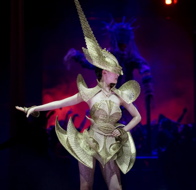 Karya Rinaldy Yunardi 'The Lady Warrior' yang jadi pemenang di kompetisi World of Wearable Arts 2019, Wellington, Selandia Baru. Foto: dok. Istimewa