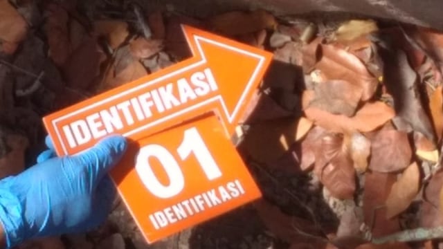 1 dari 3 selongsong peluru yang ditemukan Polisi. Tak jauh lokasi itu, Randi, mahasiswa UHO, tewas tertembak, Foto: Lukman Budianto/kendarinesia.