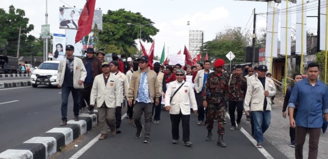 Massa dari Angkatan Muda Muhammadiyah (AMM) berjalan menuju Mapolda DIY, Sabtu (28/9/2019). Foto: Dion