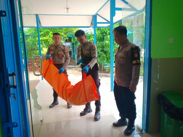 Kerangka manusia yang ditemukan warga di semak-semak dibawa ke RSUD Sekadau, Kalbar, Sabtu (28/9). Foto: Dok Hi!Pontianak