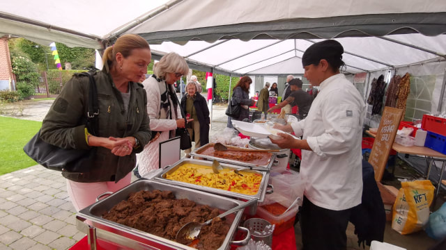 Pengunjung membeli masakan Minang pada Festival Budaya Gentofte di KBRI Kopenhagen (Dok. KBRI Kopenhagen)