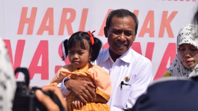 Wali Kota Palu, Hidayat, saat menggendong seorang anak korban bencana Palu. Foto: Dok. Humas Pemkot Palu