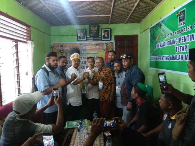 Untung Tamsil bersama panitia seleksi dari DPC Fakfak, Foto: Ifan 