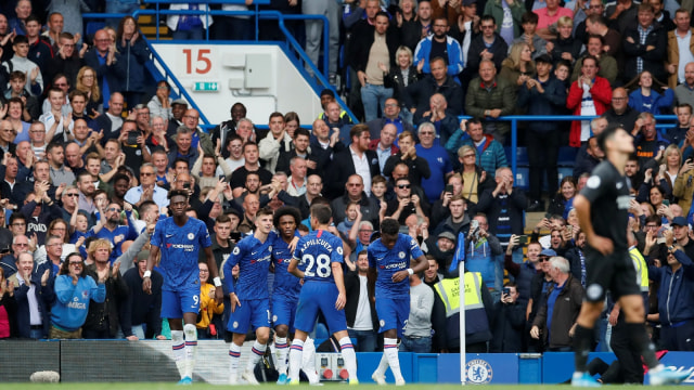 Para pemain Chelsea merayakan gol. Foto: REUTERS/David Klein
