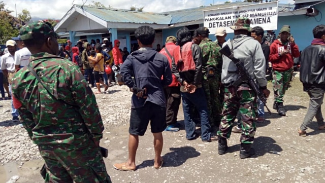 Warga memadati Pangkalan TNI AU Manuhua Wamena, Jayawijaya, Papua, Rabu (25/9/2019). Warga Wamena mulai mengungsi meninggalkan Wamena menggunakan pesawat Hercules pascakerusuhan pada Senin (23/9/2019). Foto: ANTARA FOTO/Iwan Adisaputra