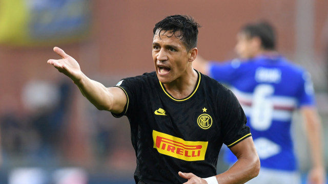 Alexis Sanchez mencetak gol dan mendapat kartu merah di debutnya sebagai starter untuk Inter. Foto: Reuters/Jennifer Lorenzini