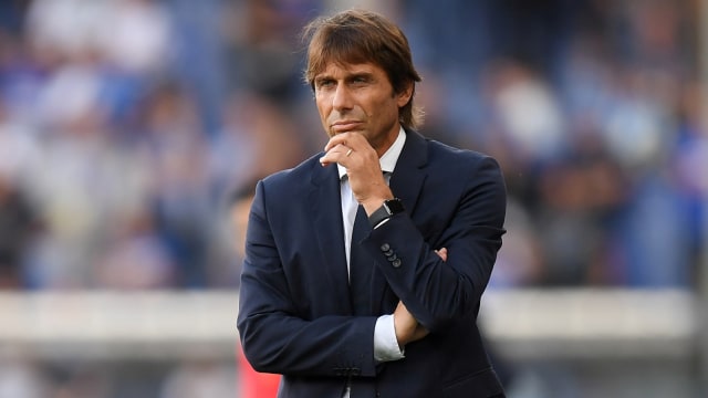 Antonio Conte mendampingi Inter di laga melawan Sampdoria. Foto: Reuters/Daniele Mascolo