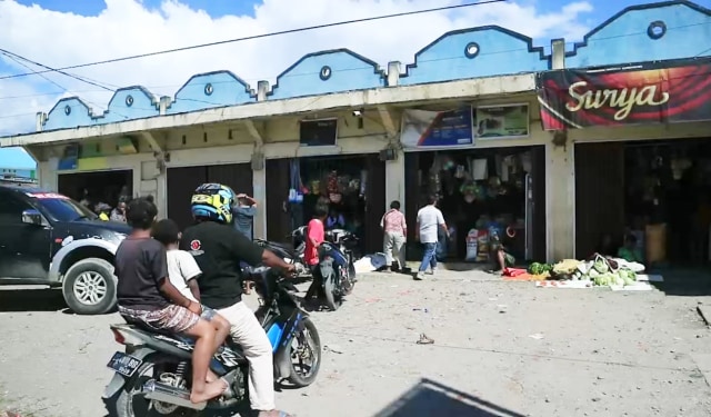Sejumlah pedagang bahan pokok mulai membuka usahanya di Kota Wamena. (BumiPapua.com/Stefanus)