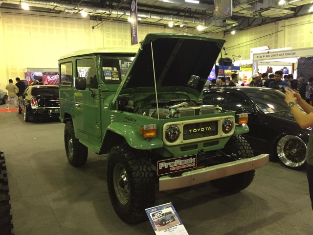 Eksterior Toyota Land Cruiser FJ40 Bermesin Chevrolet Corvette Foto: Muhammad Ikbal/kumparan