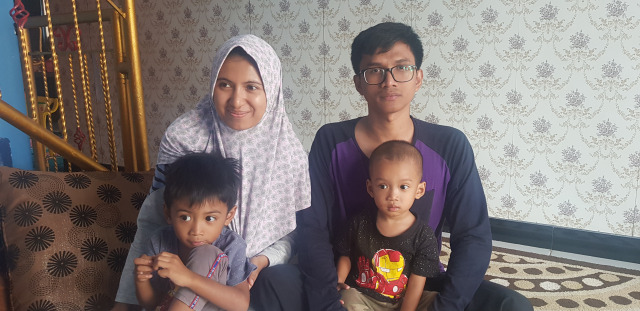 Moh Ja'far dan Naila Shorihah Fauziyah bersama anaknya yang punya tanggal lahir sama meski tidak kembar. Foto: irham thoriq/tugumalangid