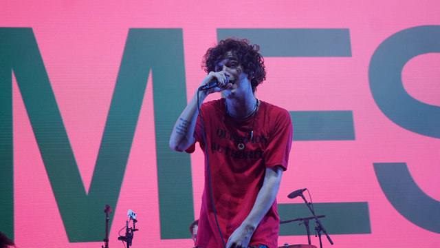 Band pop rock asal Inggris, The 1975 menghibur para penggemar di Heliped Parking Ground, Jakarta, Minggu (29/9). Foto: Fanny Kusumawardhani/kumparan