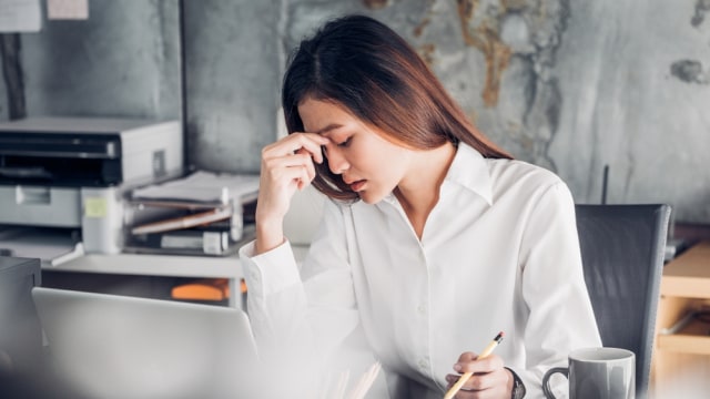 Ilustrasi perempuan stres di tempat kerja. Foto: Shutterstock