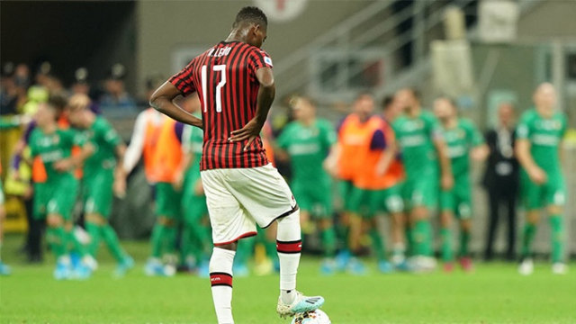 Pemain Milan bersedih di tengah kebahagiaan Fiorentina. Foto: Dok. Media AC Milan