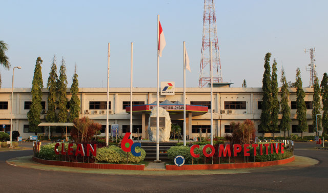 Kantor Pusat Komplek kilang minyak PT Pertamina (Persero) RU-VI Balongan yang berlokasi di Kecamatan Balongan, Kabupaten Indramayu,  Provinsi Jawa Barat. Foto: Dok. Kemhan RI