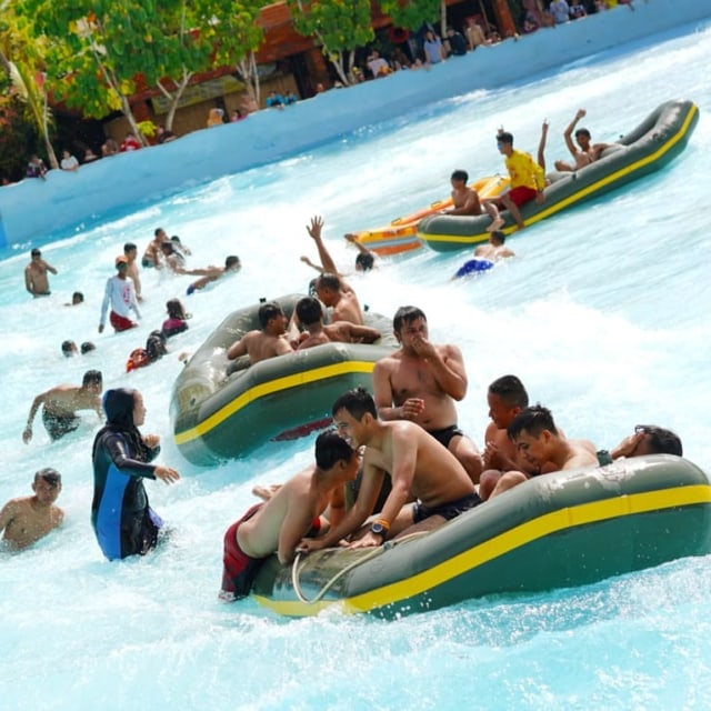 Waikiki Beach menjadi salah satu favorit wisatawan yang datang di Hawai Waterpark Malang. Foto-foto: IG Hawai Waterpark Malang