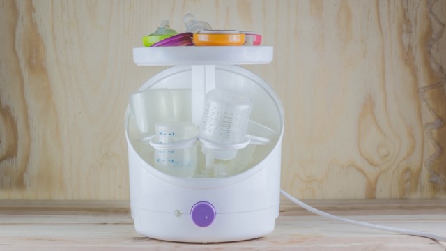 Sterilizer uap untuk perlengkapan makan bayi. Foto: Shutterstock