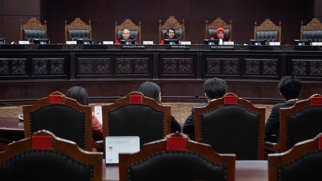 Ketua Hakim Mahkamah Konstitusi (MK), Anwar Usman memimpin sidang perdana pengujian UU Komisi Pemberantasan Korupsi (KPK) di Mahkamah Konstituai, Jakarta, Senin (30/9). Foto: Fanny Kusumawardhani/kumparan