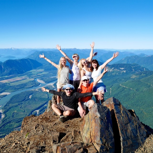 Ilustrasi traveler ikut open trip. Foto: Shutter Stock