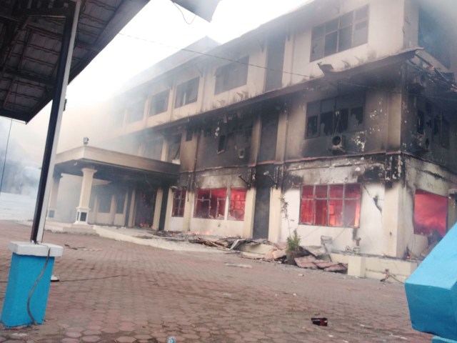 Kantor DPRD Papua Barat yang dibakar saat aksi 19 Agustus, foto: Dok Balleo News