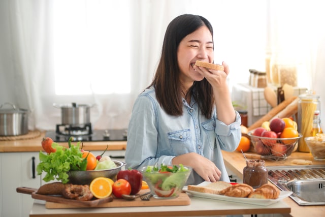Ilustrasi mengonsumsi makanan sehat Foto: Shutterstock
