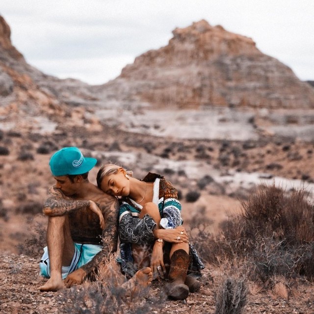 Unggahan Hailey ketika memperingati setahun hari jadinya dengan Justin Bieber Foto: Instagram/@haileybieber