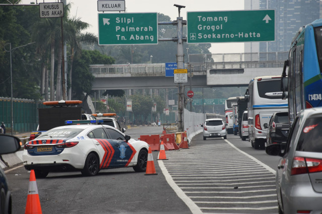 Ilustrasi pengalihan arus lalu lintas di kawasan Gatot Subroto, Jakarta.  Foto: ANTARA FOTO/Indrianto Eko Suwarso