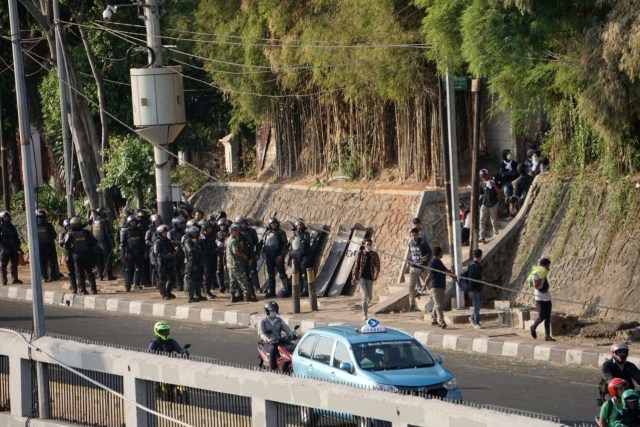 Polisi berjaga di seberang Gedung DPR, Jalan Gatot Subroto, sekitar depan gedung DPR, Jakarta Pusat, pada Senin (30/9/2019). Foto: Jamal Ramadhan/kumparan