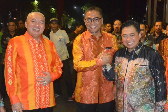 Ibnu Sina (kanan) dan Nurul Fajar Desira saat berjabat tangan disaksikan Muhidin. Foto: Syahbani/banjarhits.id