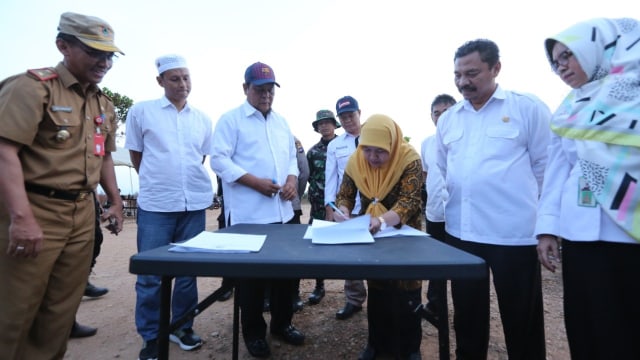 Gubernur Kalsel Sahbirin Noor (tiga dari kiri) saat menerima KPU dan Bawaslu Kalsel di Posko Karhutla di Guntung Damar, Senin (30/9/2019). Foto: Humpro Kalsel