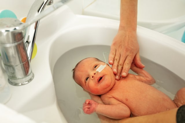Ilustrasi Memandikan Bayi Prematur Foto: Shutter Stock