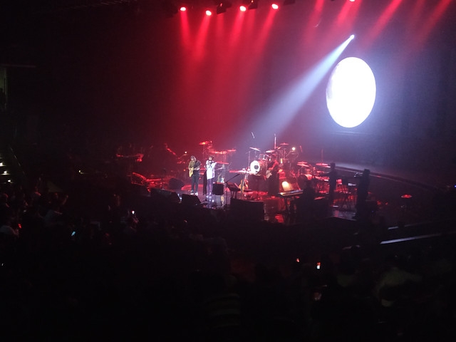 Konser 'Tanda Mata' Glenn Fredly untuk Koes Plus Bersaudara. Foto: Alexander Vito/kumparan