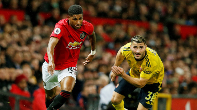 Pemain United dan Arsenal berduel. Foto: REUTERS/Andrew Yates