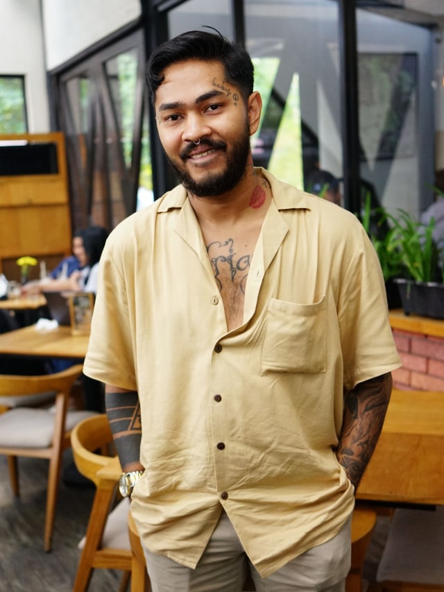 Aktor sekaligus musisi, Onadio Leonardo saat hadir di syukuran Film Pretty Boys di kawasan Kemang, Jakarta, Senin, (30/9/2019). Foto: Ronny