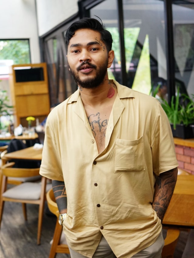 Aktor sekaligus musisi, Onadio Leonardo saat hadir di syukuran Film Pretty Boys di kawasan Kemang, Jakarta, Senin, (30/9/2019). Foto: Ronny