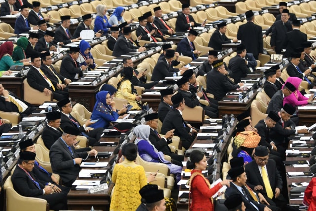 Suasana pelantikan anggota Dewan Perwakilan Rakyat (DPR) periode 2019-2024 di Ruang Rapat Paripurna, Kompleks Parlemen, Senayan, Jakarta, Selasa (1/10/2019). Foto: ANTARA FOTO/M Risyal Hidayat