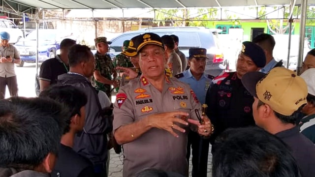 Kapolda Papua Irjen Paulus Waterpauw bertemu dengan para pengungsi di sekitar Sentani, Papua, Selasa (1/10/2019). Foto: Fadjar Hadi/kumparan