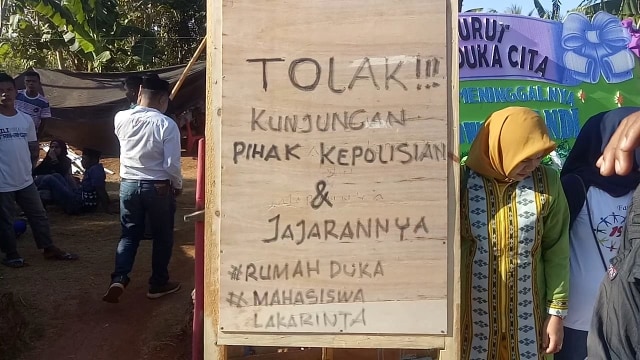Tulisan penolakan kunjungan anggota polisi di rumah duka Randy terpampang besar di pintu masuk halaman rumah orang tua korban, Foto: Arto Rasyid
