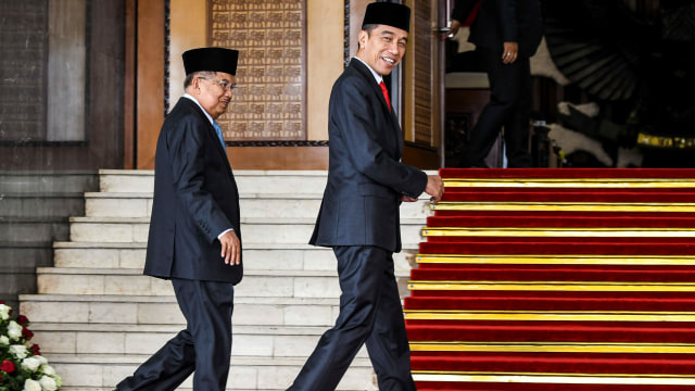 Presiden Joko Widodo (kanan) bersama Wakil Presiden Jusuf Kalla (kiri) memasuki ruang pelantikan anggota DPR RI di Kompleks Parlemen, Senayan, Jakarta. Foto: ANTARA FOTO/Galih Pradipta