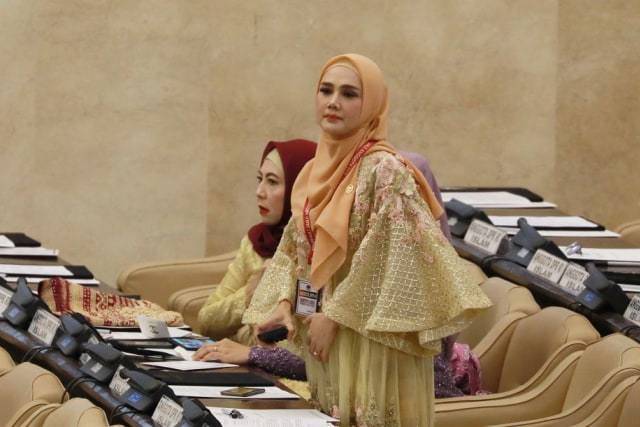 Penyanyi Mulan Jameela menghadiri pelantikan anggota DPR RI di Kompleks Parlemen, Senayan, Jakarta, Selasa (1/10/2019). Foto: Fanny Kusumawardhani/kumparan