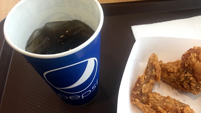 Coca Cola yang disajikan menggunakan gelas Pepsi di KFC Box Pasar Minggu, Jakarta Selatan. Foto: Moh Fajri/kumparan