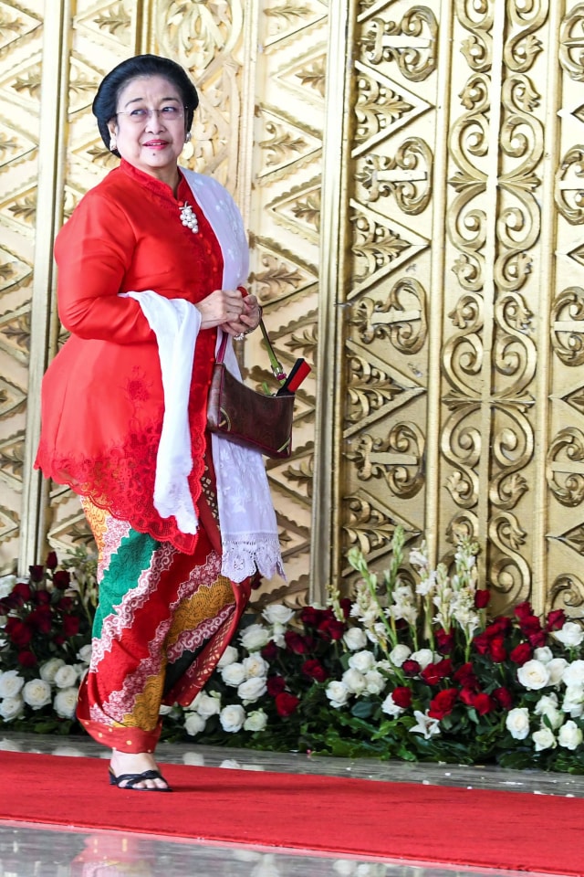 Ketua Umum Partai PDI Perjuangan Megawati Soekarnoputri memasuki ruang pelantikan anggota DPR RI di Kompleks Parlemen, Senayan, Jakarta Selasa (1/10/2019). Foto: ANTARA FOTO/Galih Pradipta