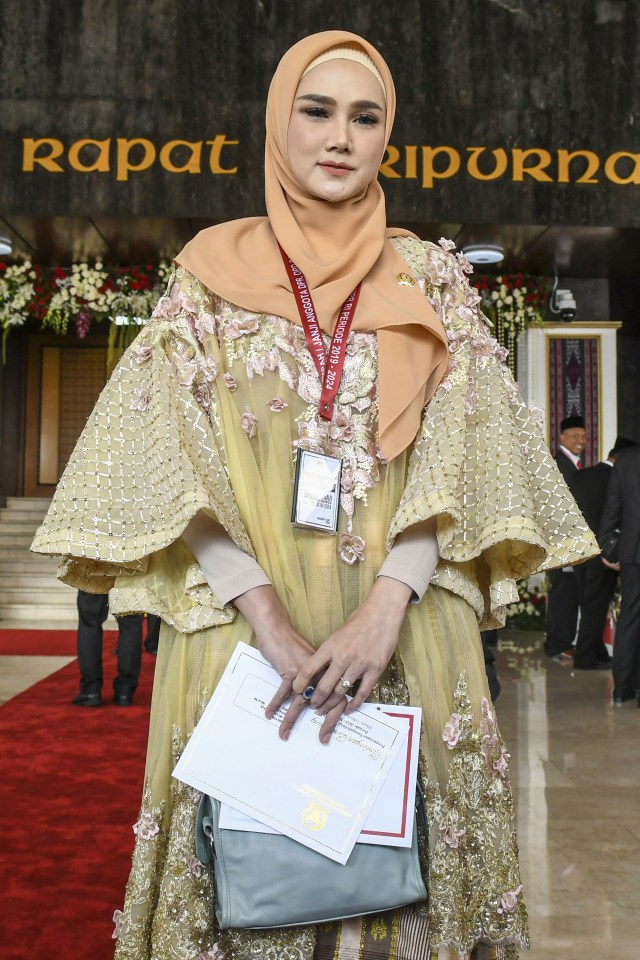 Penyanyi Mulan Jameela barpose sebelum mengikuti pelantikan Dewan Perwakilan Rakyat (DPR) periode 2019-2024. Foto: ANTARA FOTO/Galih Pradipta